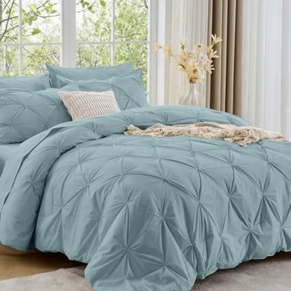 Indulge in the chic design of our Queen comforter set, ideal for anyone wanting to elevate their bedroom with modern décor.