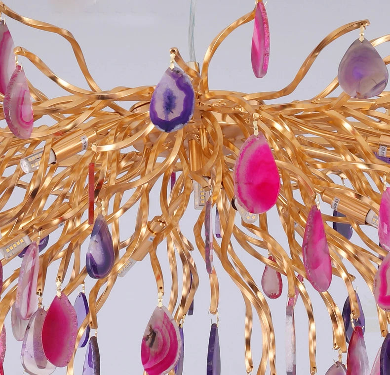 Magical lighting from the art deco chandelier featuring agate slices, ideal for creating a warm ambiance.