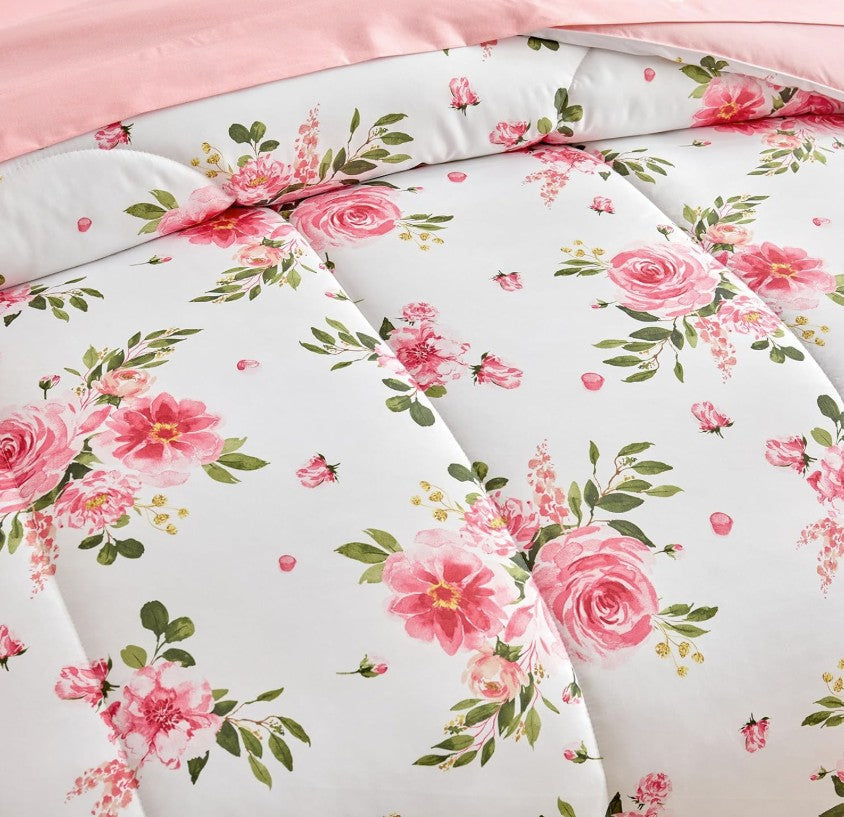 Close-up of the floral pattern on the Twin Floral Bedding Set, highlighting the beauty and detail of this floral bedding set.